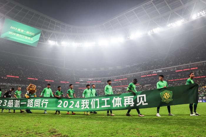 片子《史前超人》讲述的是公元一万五千年前，高度文明的亚特兰蒂斯年夜陆被一场年夜海啸掀进海底，随后新的生命和文明再次在地球降生。明代末年，郑成功的副将唐文澜在年夜海中拾获装有亚特兰蒂斯王子的命运女神之匣，并将婴儿收养为义子，取名唐律。唐律生来便具有亚特兰蒂斯人的超能力，神的血脉让他的表面始终保持在26岁的样子。为了寻觅圣石的着落，唐律从欧洲回到2018年的中国，与出身神秘的屌丝女记者朱安安了解，朱安安无意中触发了哄动圣石的前言，令她也具有了某些凡人不具的异能，两人闹出各类匪夷所思的笑话。与此同时，国外某神秘机构的生化科学家、具有暗中气力的小矮人月见璃博士一向觊觎圣石，其实不惜一切价格找寻与亚特兰蒂斯有关的事物，正邪年夜战剑拔弩张……